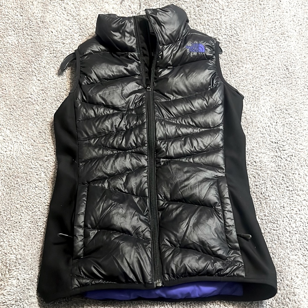 North face puffer vest. Black, excellent condition only worn a few times.